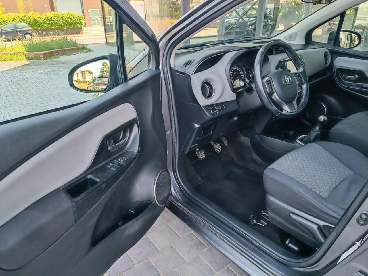TOYOTA Yaris 1.0 5 porte Active - 19