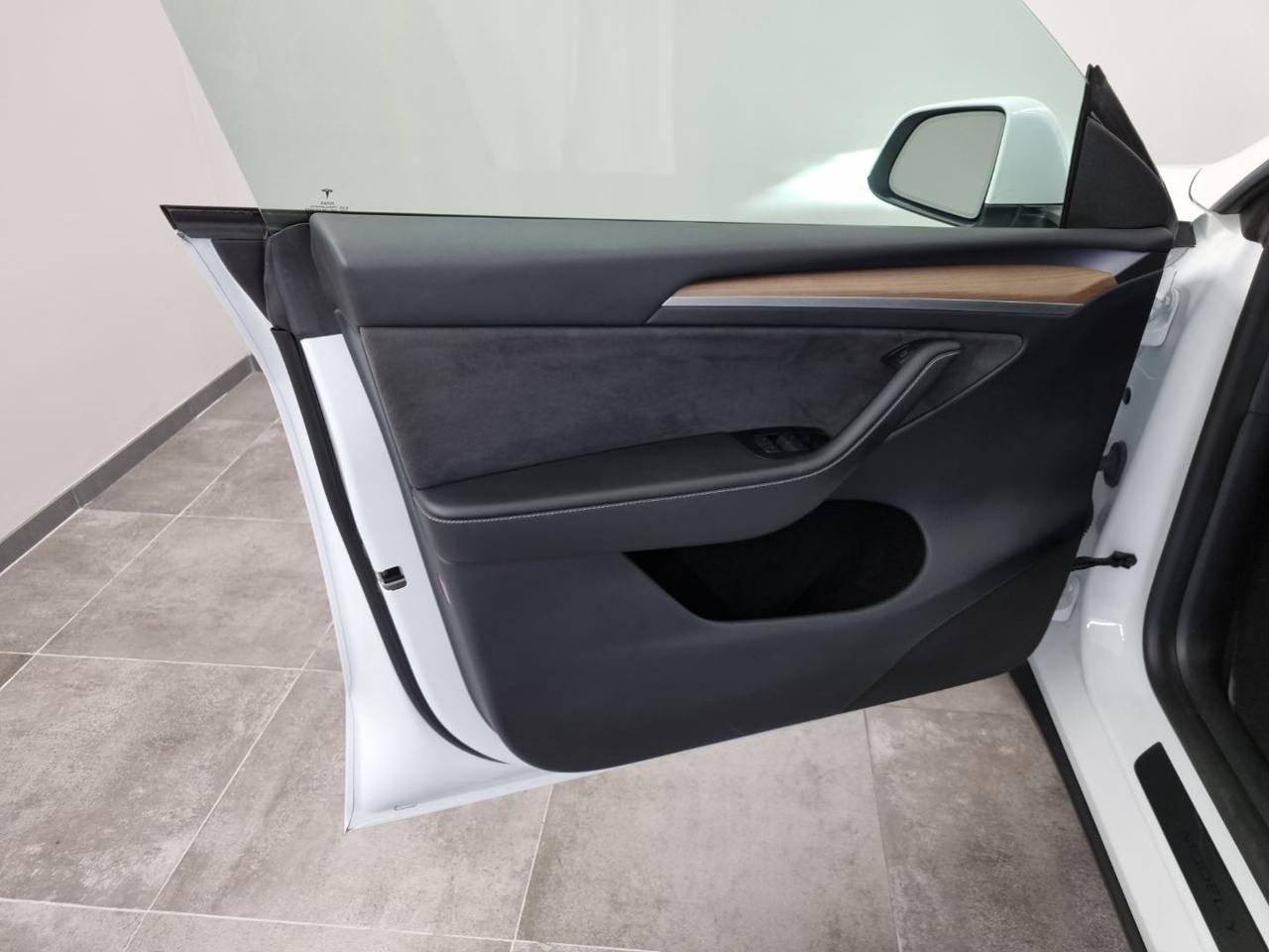 TESLA Model Y Long Range AWD - 19