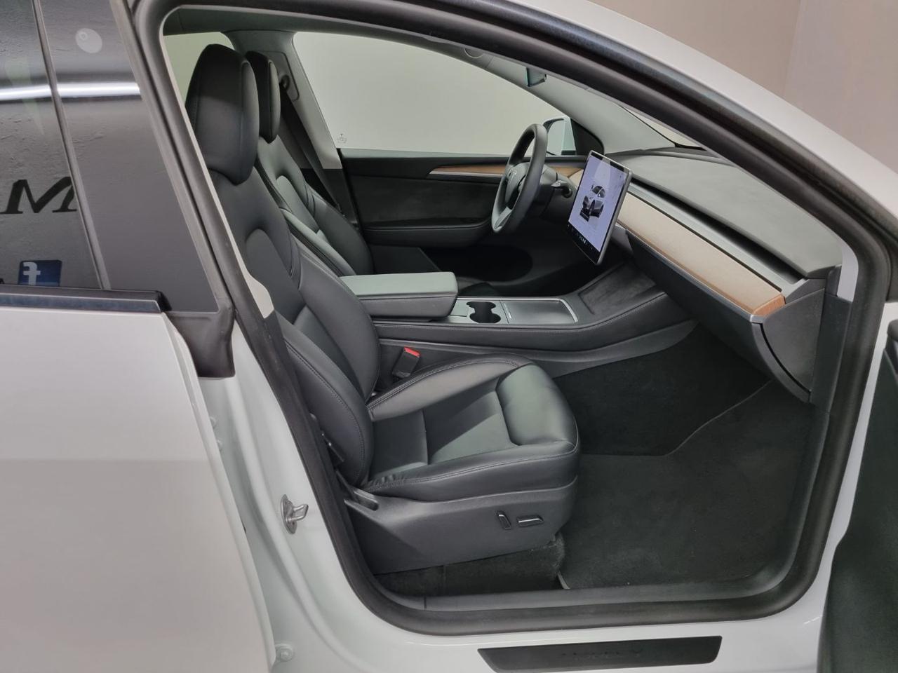 TESLA Model Y Long Range AWD - 10