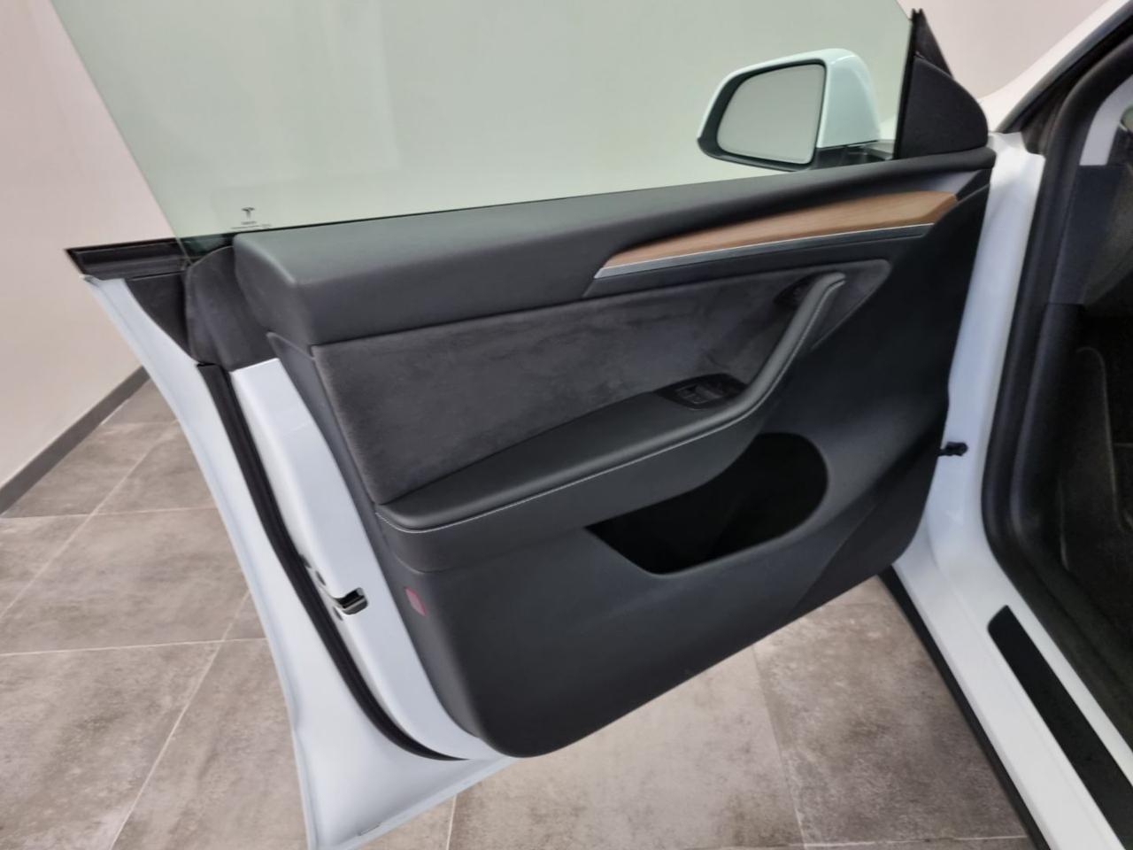 TESLA Model Y Long Range AWD - 24