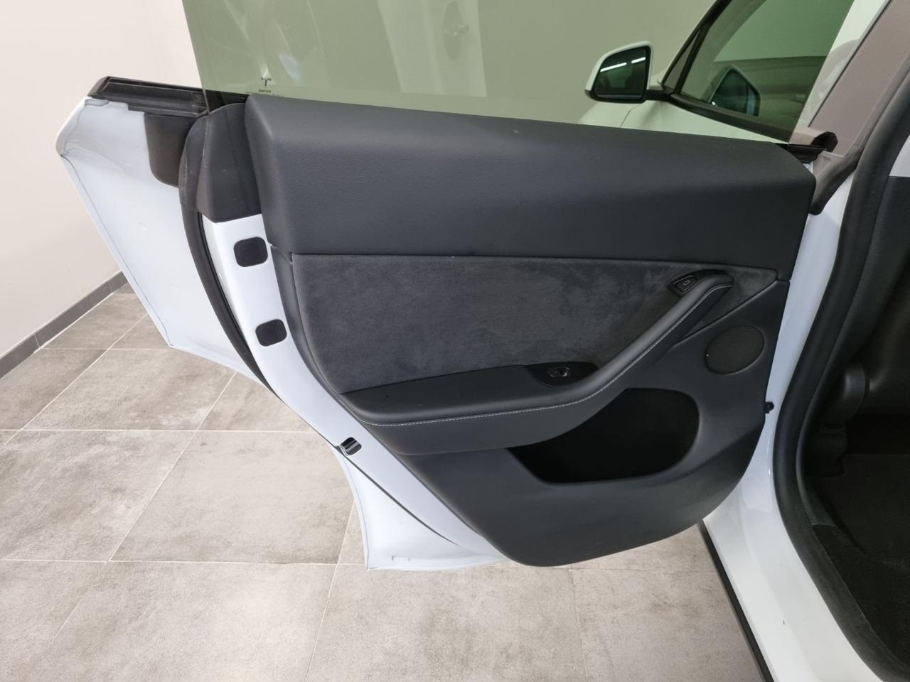 TESLA Model Y Long Range AWD - 23