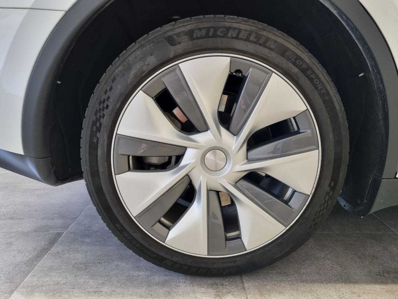 TESLA Model Y Long Range AWD - 15