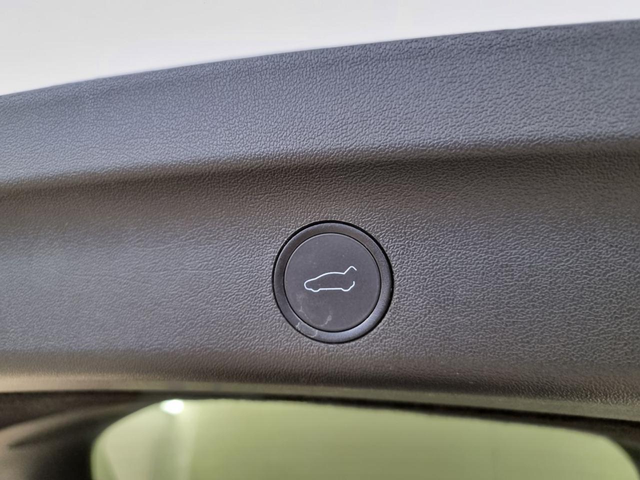 TESLA Model Y Long Range AWD - 12