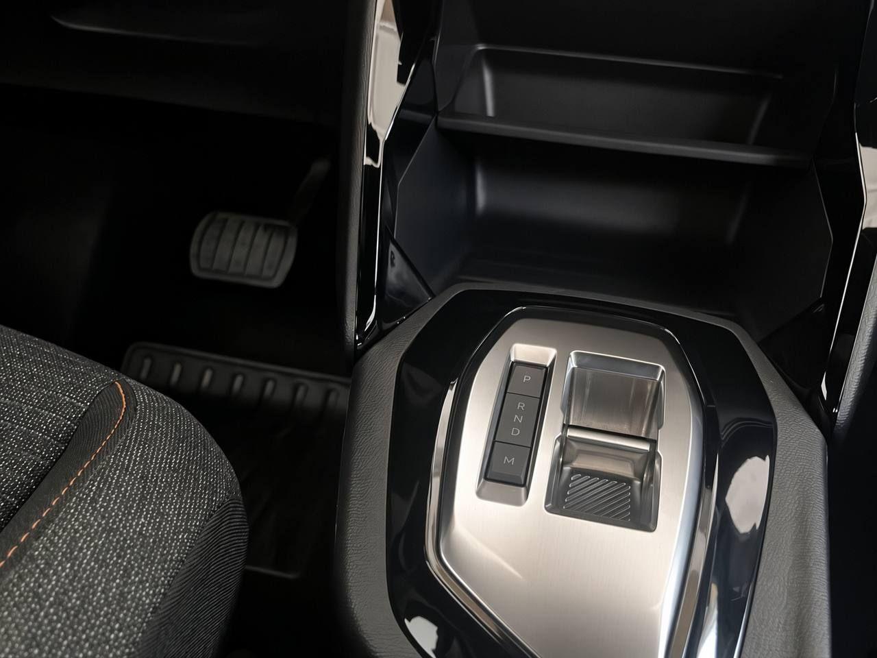 PEUGEOT 2008 Hybrid 145 e-DCS6 Style - 24