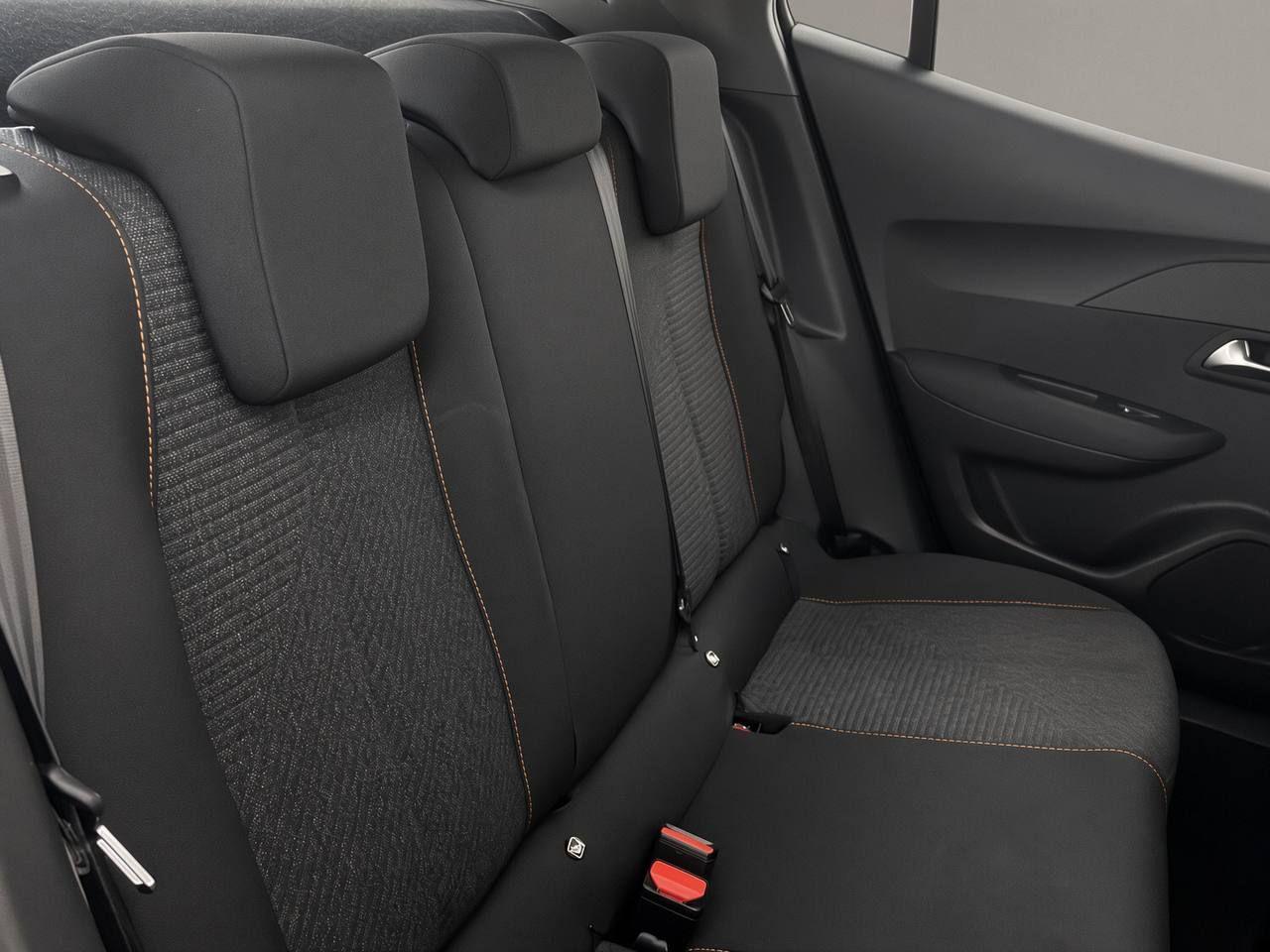 PEUGEOT 2008 Hybrid 145 e-DCS6 Style - 12