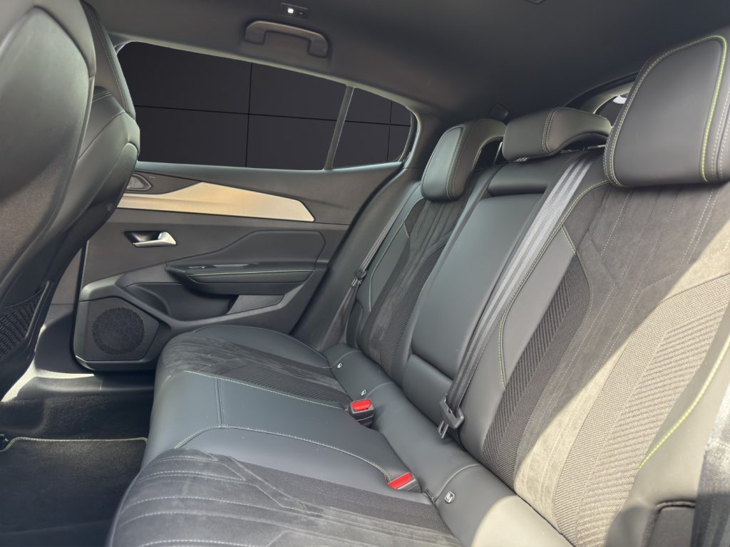 PEUGEOT 408 Hybrid 136 e-DCS6 GT - 12