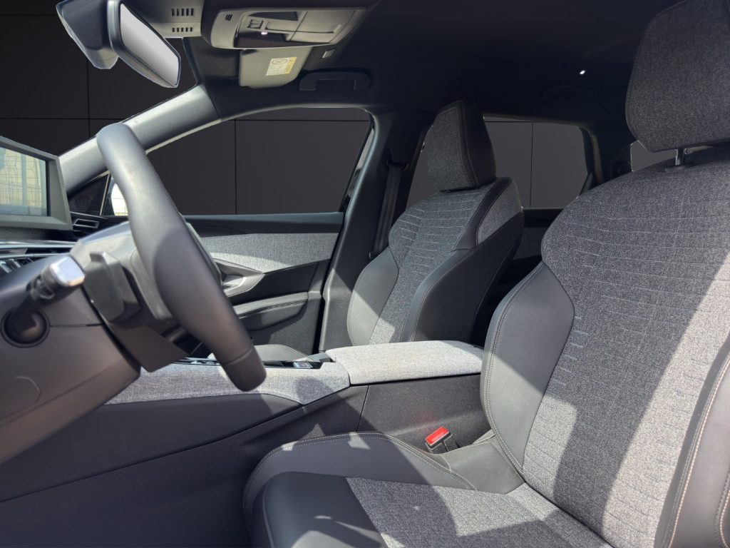PEUGEOT 5008 Hybrid 136 e-DCS6 Allure - 9