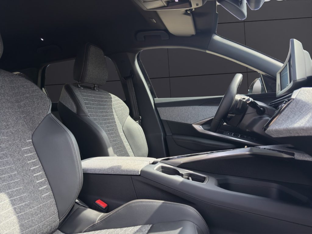 PEUGEOT 5008 Hybrid 136 e-DCS6 Allure - 17