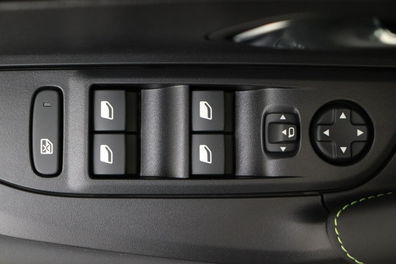 PEUGEOT 2008 Hybrid 145 e-DCS6 GT - 18