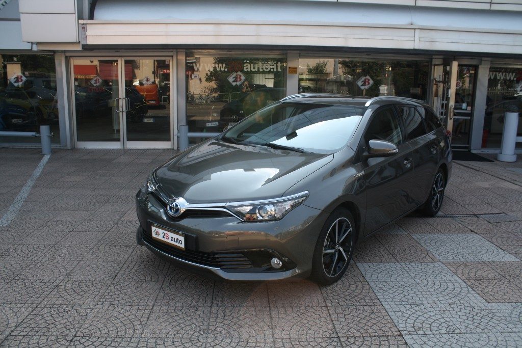 2B Auto ||| TOYOTA Auris Touring Sports 1.8 Hybrid Lounge in vendita a Nova Milanese