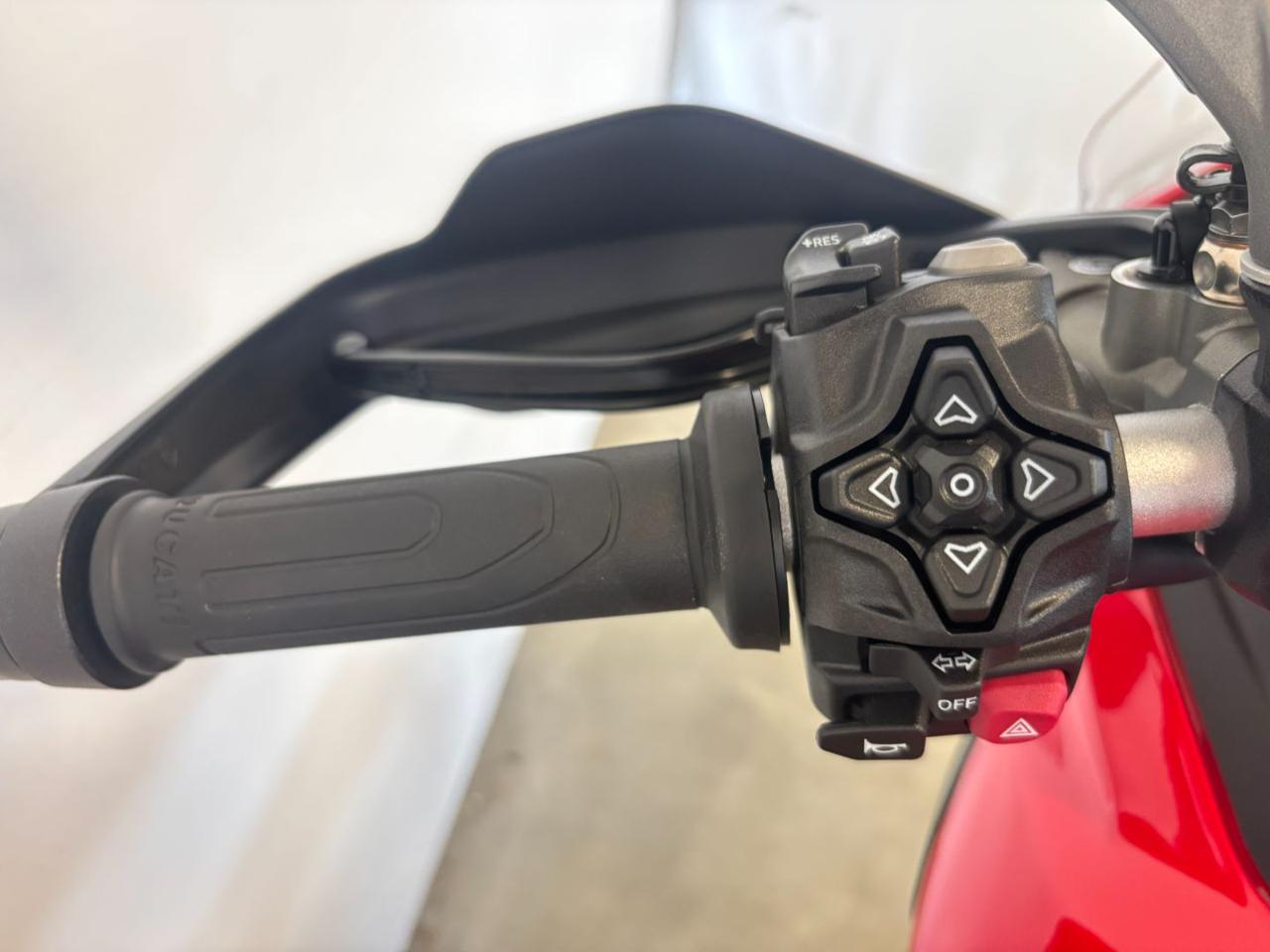 DUCATI Multistrada V2 S RED - 10