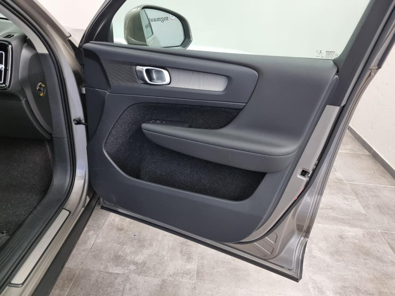 VOLVO XC40 T5 Recharge Plug-in Hybrid Inscription - 27