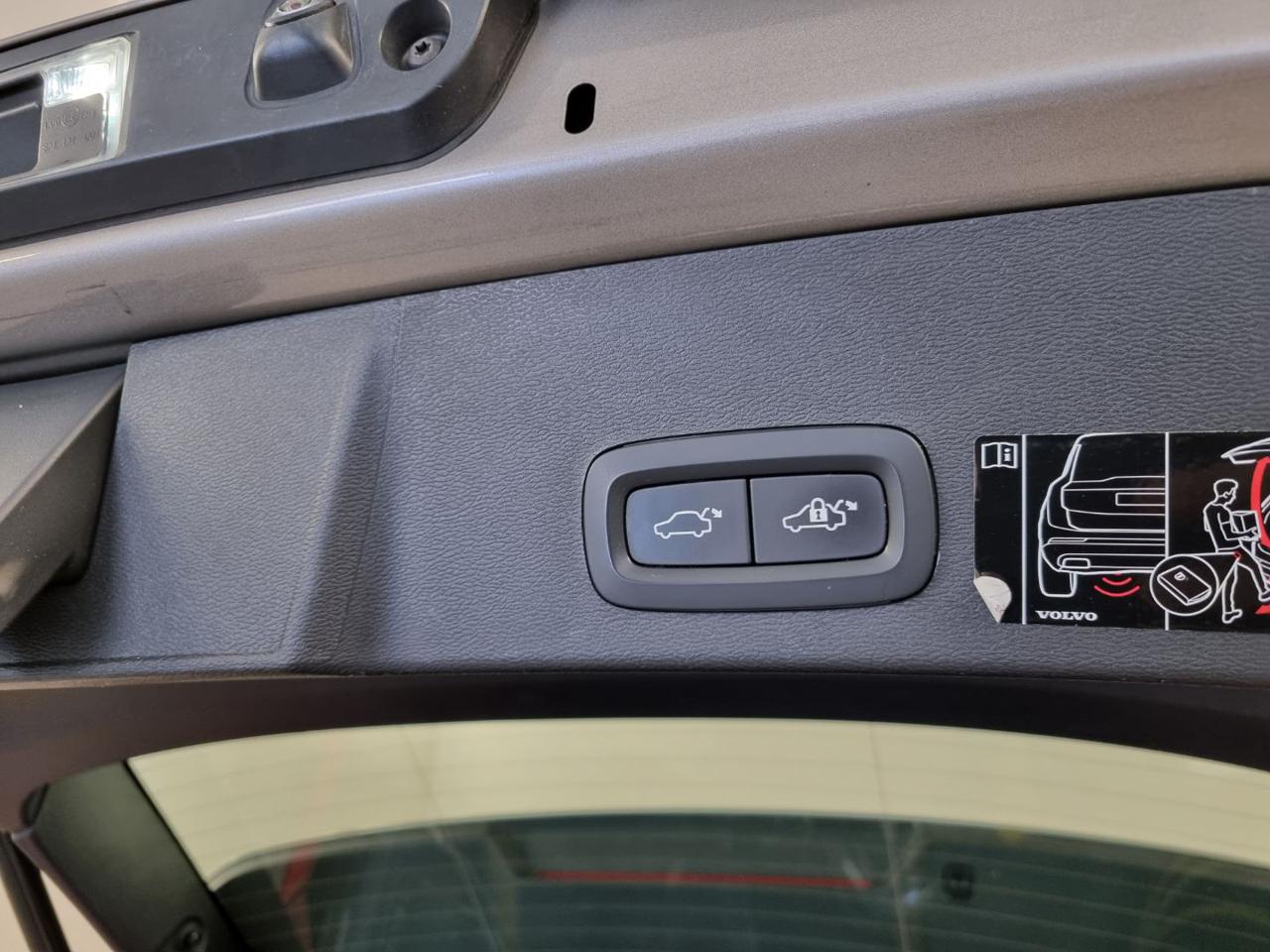 VOLVO XC40 T5 Recharge Plug-in Hybrid Inscription - 12
