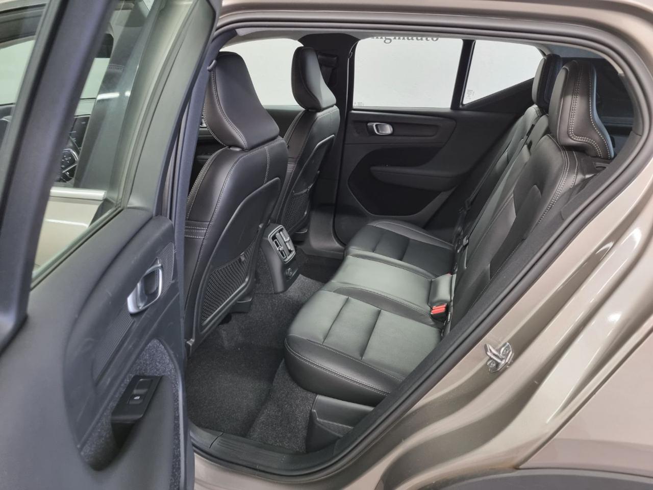 VOLVO XC40 T5 Recharge Plug-in Hybrid Inscription - 10