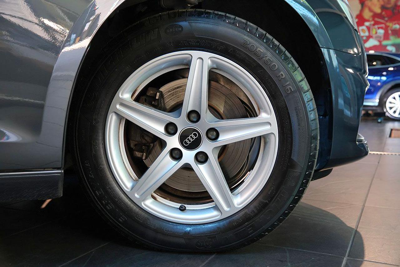 AUDI A4 30 TDI Avant S-Tronic Business - 6