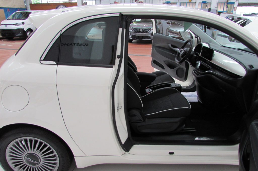 FIAT 500e 3+1 42 kWh AUTONOMIA 320Km. - 17