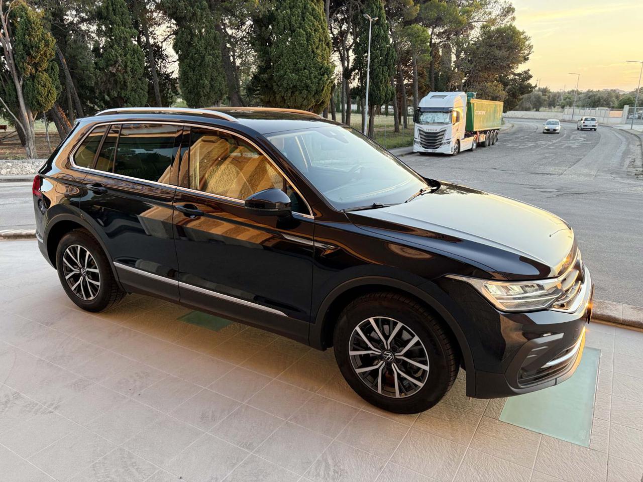 VOLKSWAGEN Tiguan 2.0 TDI 150 CV SCR DSG Life - 3