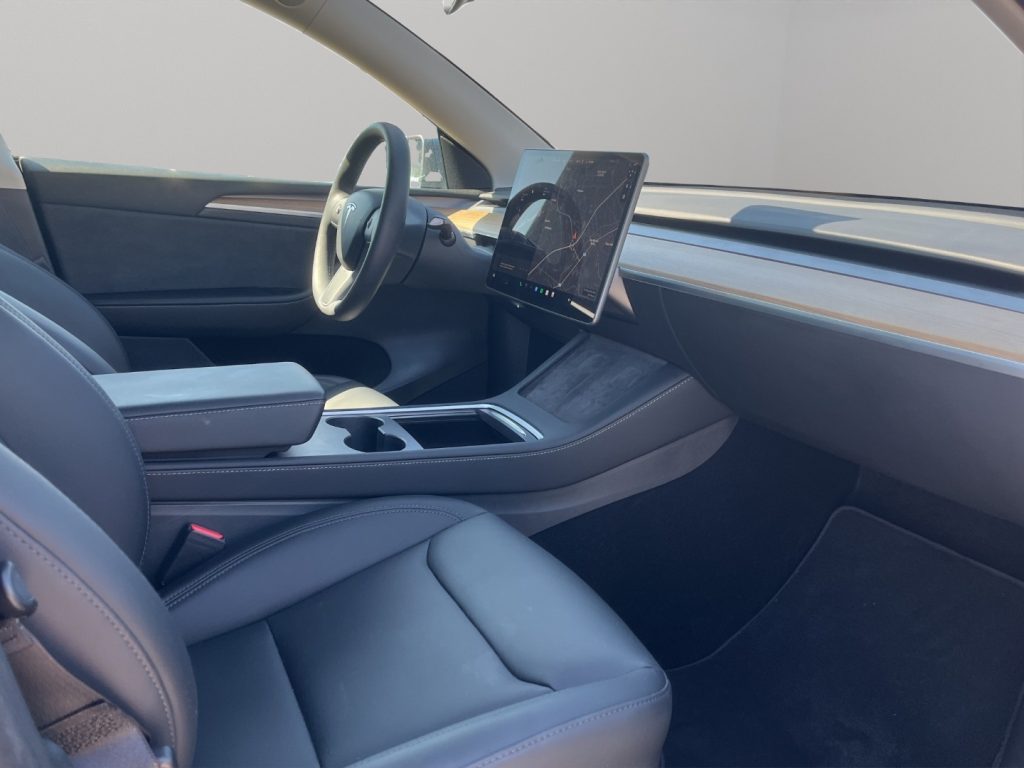 TESLA Model Y Performance Dual Motor 4WD - 9