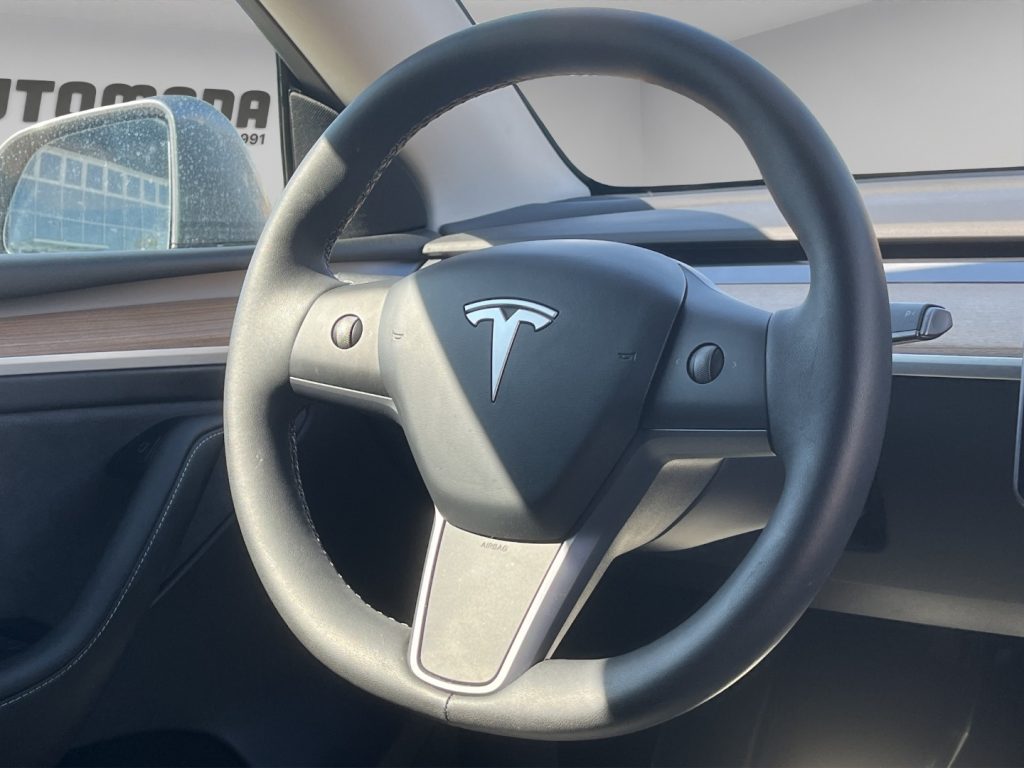 TESLA Model Y Performance Dual Motor 4WD - 11