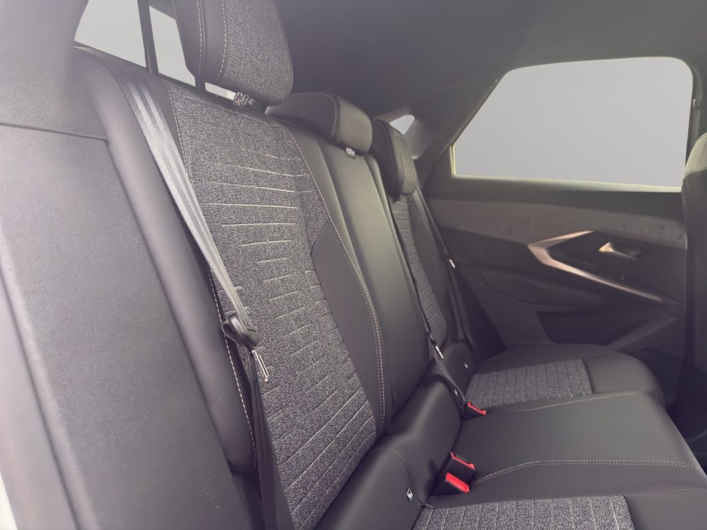 PEUGEOT 3008 Hybrid 136 e-DCS6 GT - 19