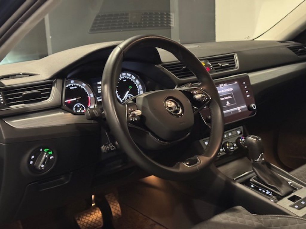 Clicca per ingrandire Superb - 2.0 TDI EVO 150 CV SCR DSG Wagon Executive