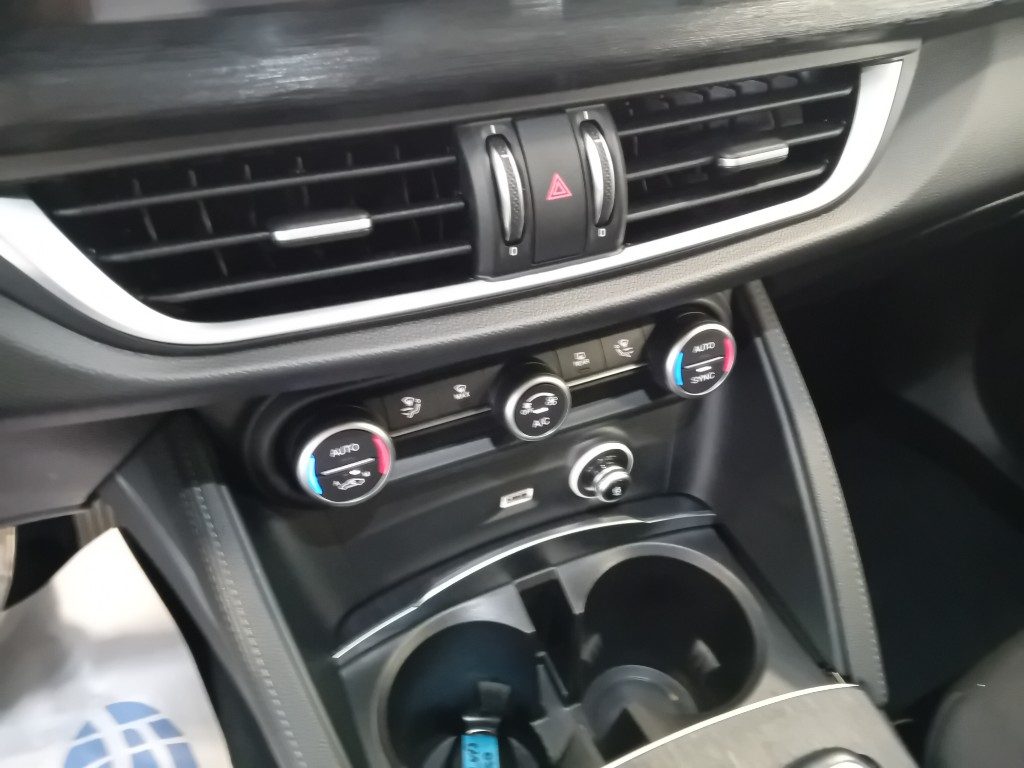 Clicca per ingrandire Stelvio - 2.2 Turbodiesel 160 CV AT8 Business