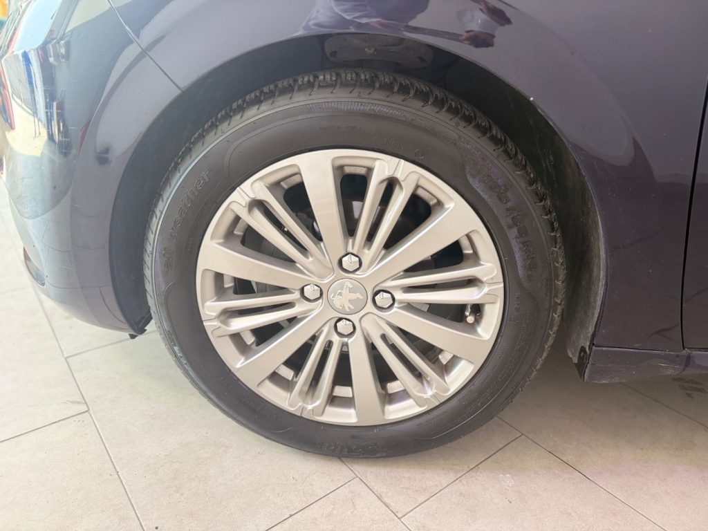 PEUGEOT 208 1° serie PureTech 82 5 porte Allure - 19