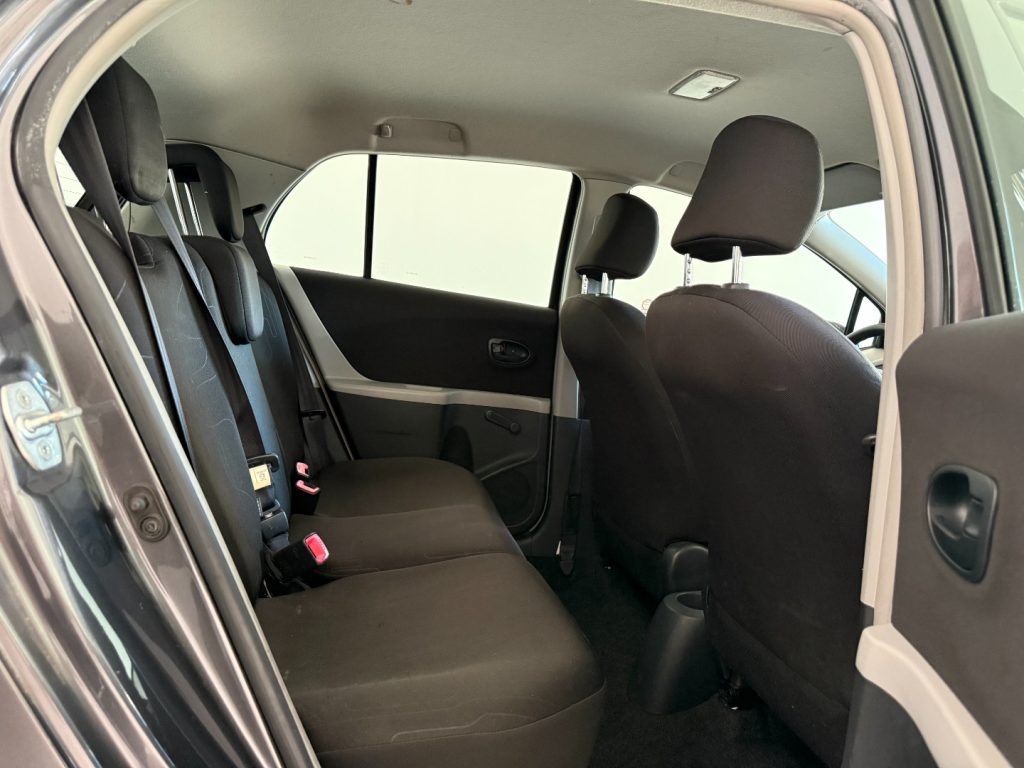 TOYOTA Yaris 1.0 5 porte Luxury pack - 12
