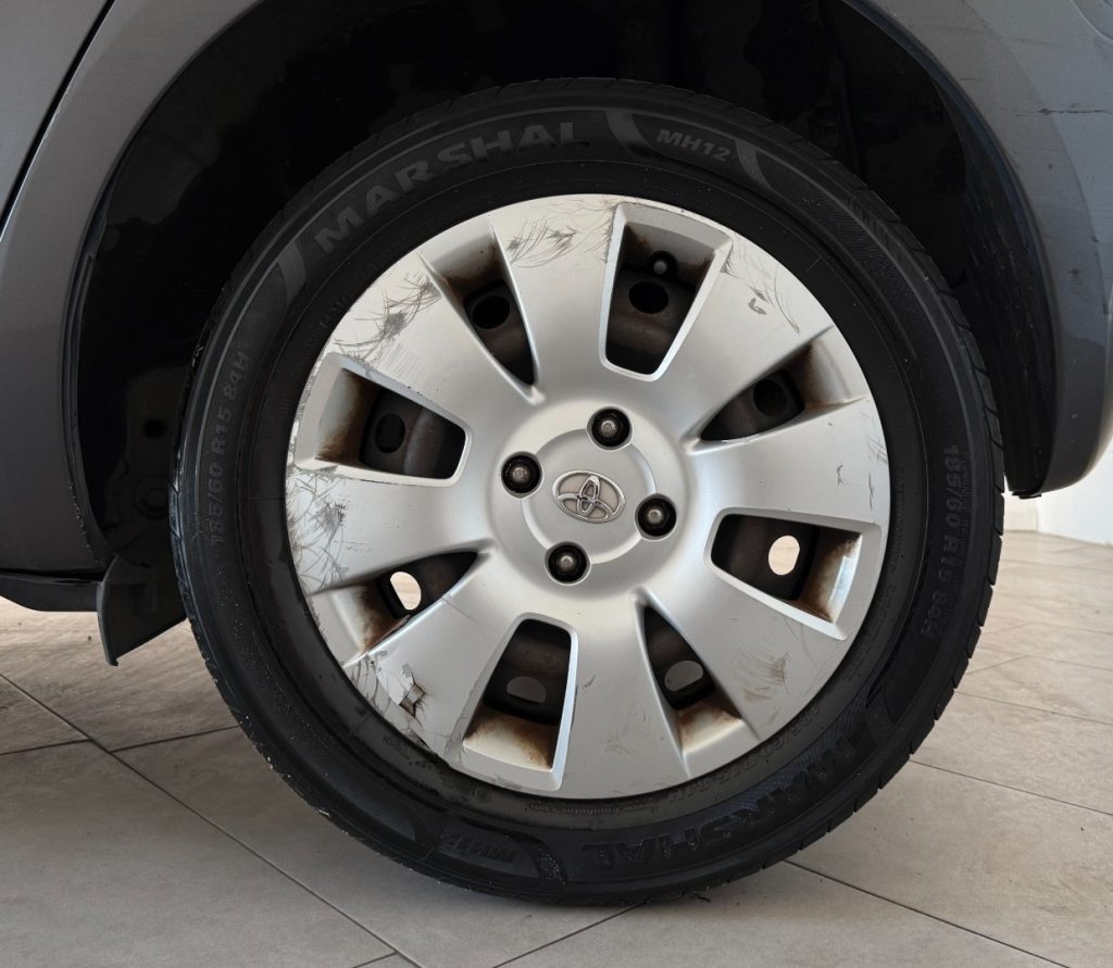 TOYOTA Yaris 1.0 5 porte Luxury pack - 8