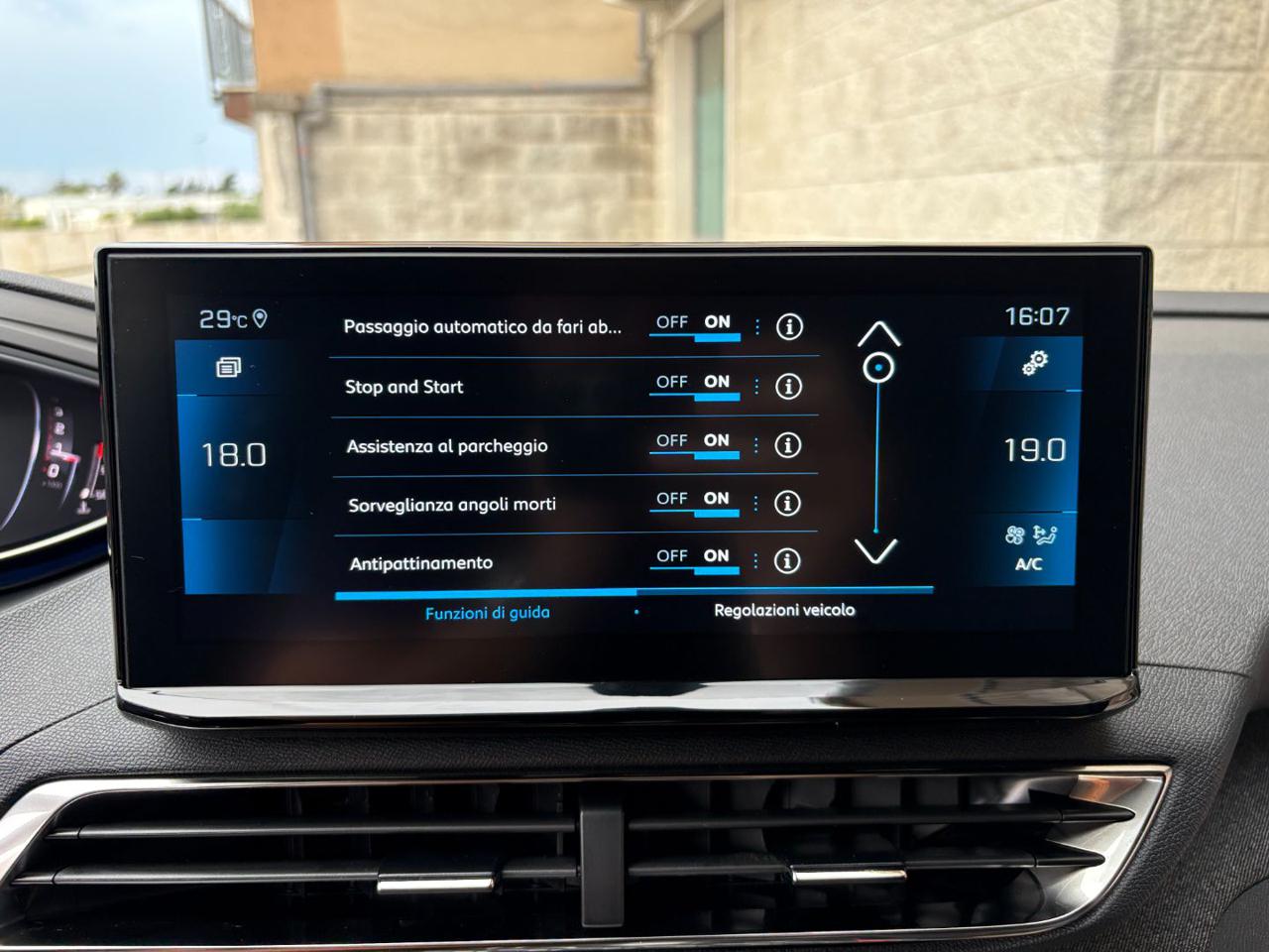 PEUGEOT 3008 1.5 BlueHDi 130 S&S Allure Pack C.AUTOMATICO - 28