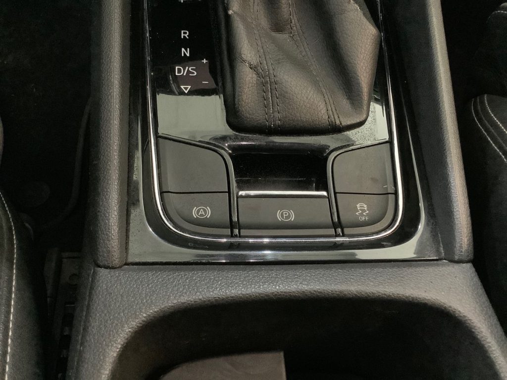 SKODA Karoq 1.6 TDI SCR DSG Style - 22