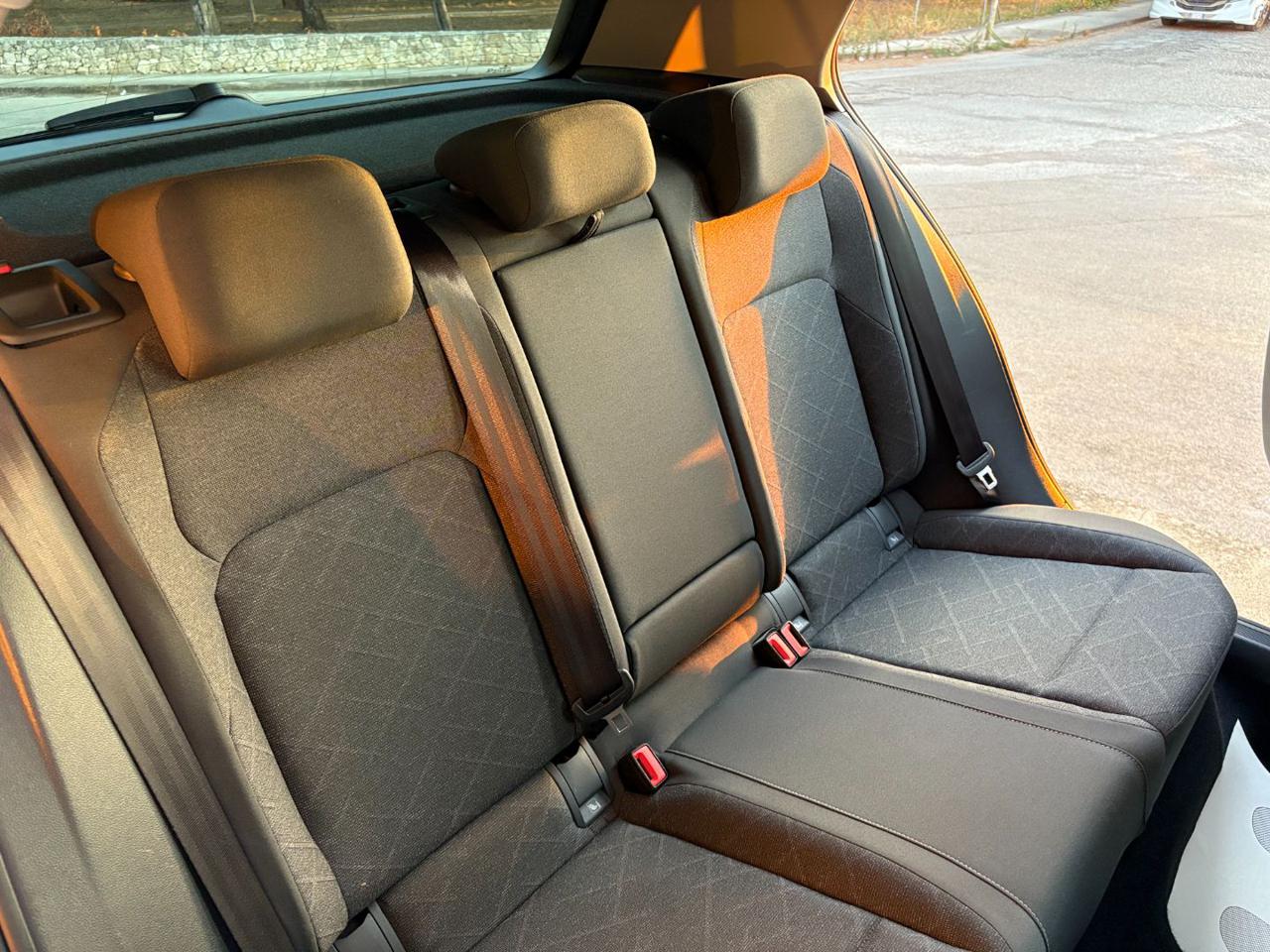 VOLKSWAGEN Golf 2.0 TDI DSG SCR Life TETTO-LUCI AMBIENTE - 17