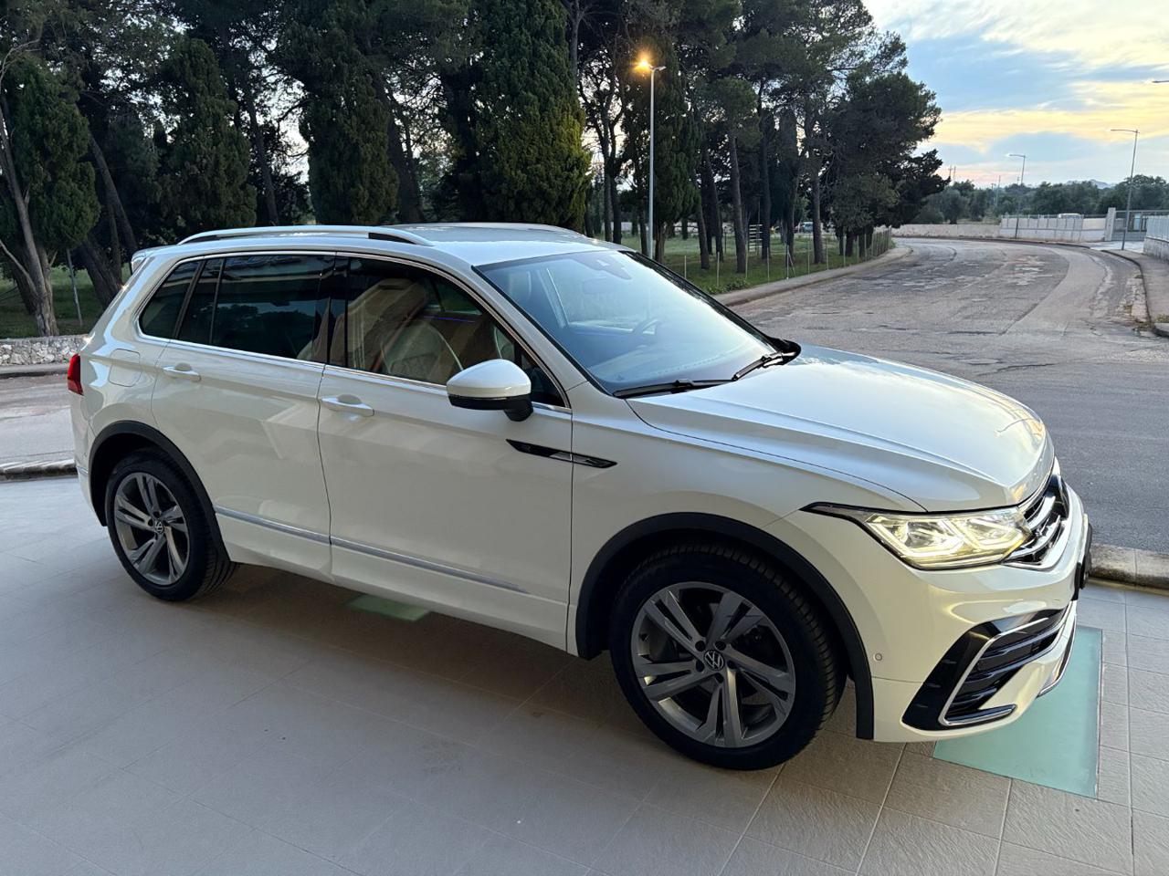 VOLKSWAGEN Tiguan 2.0 TDI 150 CV SCR DSG R-Line LUCI AMBIENTE - 3
