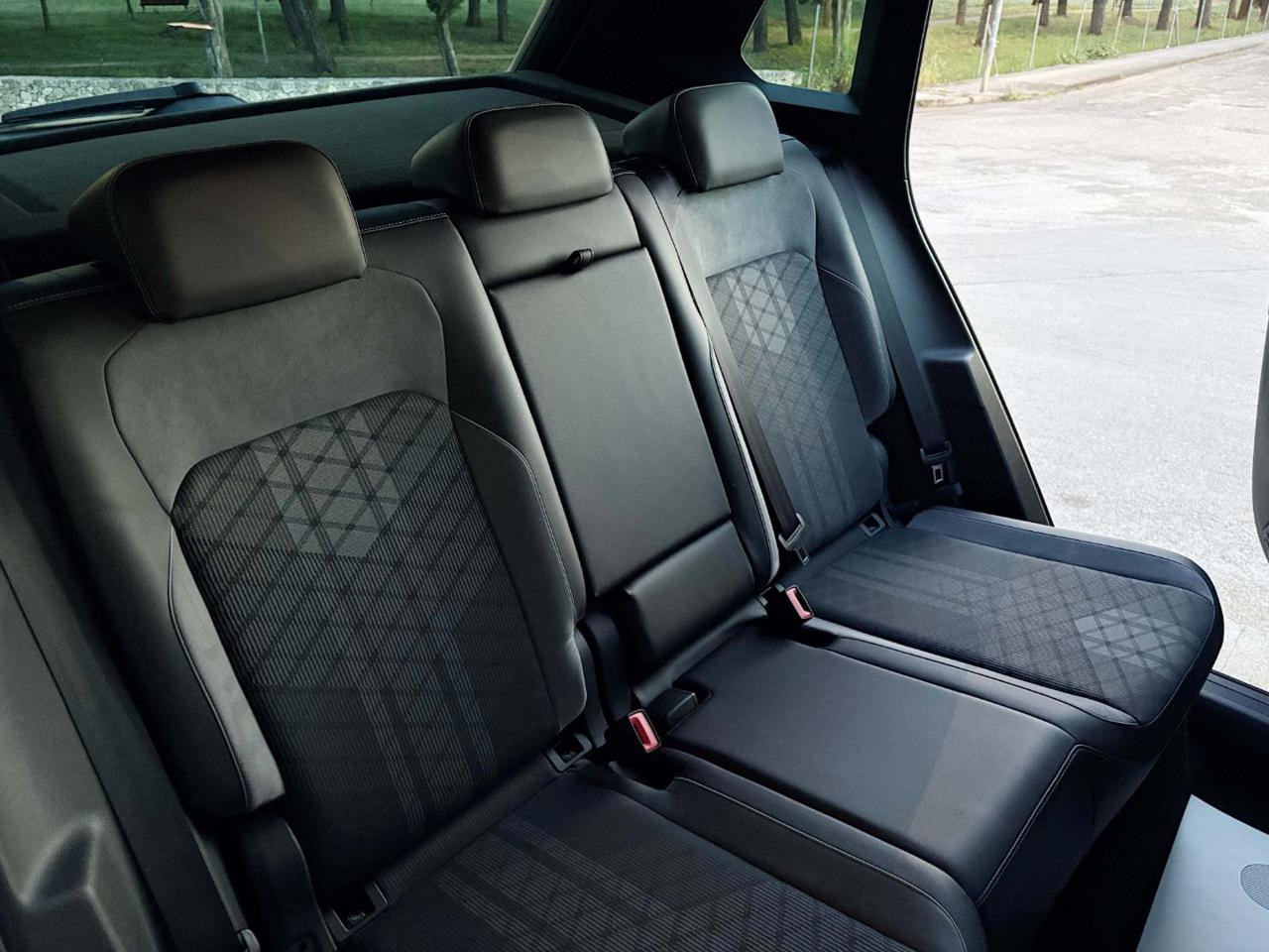 VOLKSWAGEN Tiguan 2.0 TDI 150 CV SCR DSG R-Line LUCI AMBIENTE - 12