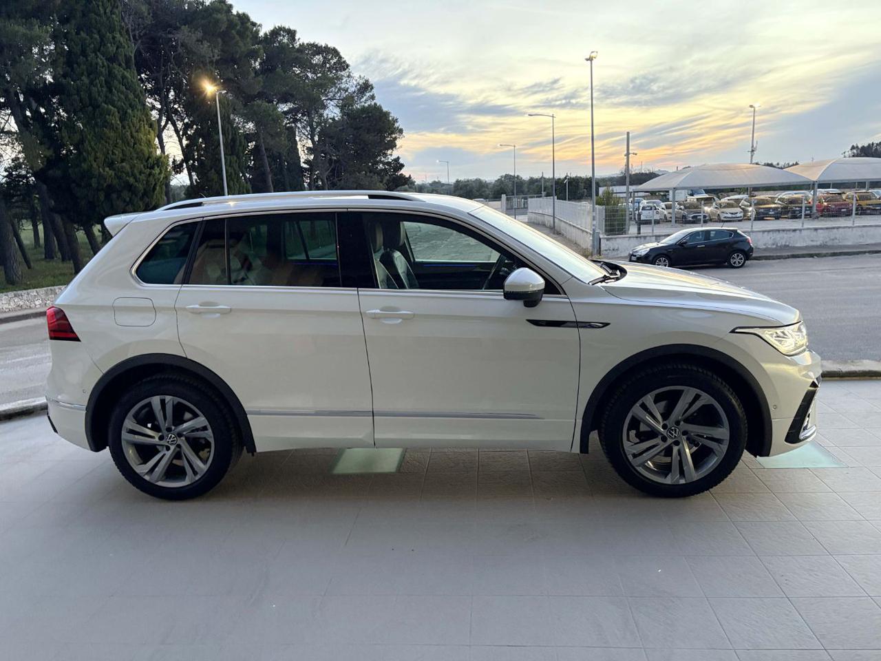 VOLKSWAGEN Tiguan 2.0 TDI 150 CV SCR DSG R-Line LUCI AMBIENTE - 4