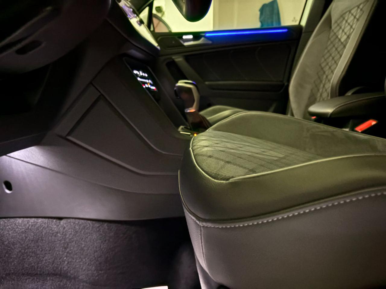 VOLKSWAGEN Tiguan 2.0 TDI 150 CV SCR DSG R-Line LUCI AMBIENTE - 34