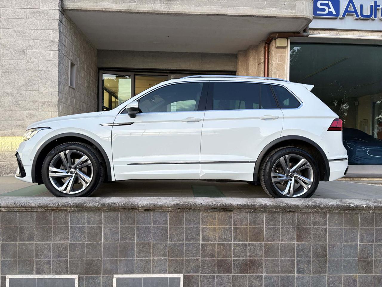 VOLKSWAGEN Tiguan 2.0 TDI 150 CV SCR DSG R-Line LUCI AMBIENTE - 8