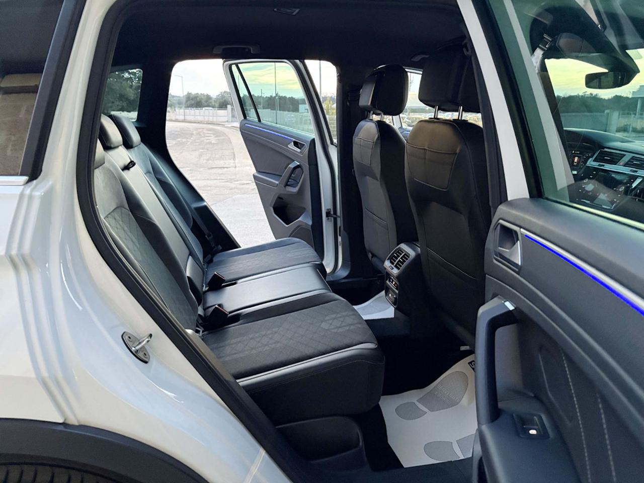 VOLKSWAGEN Tiguan 2.0 TDI 150 CV SCR DSG R-Line LUCI AMBIENTE - 11