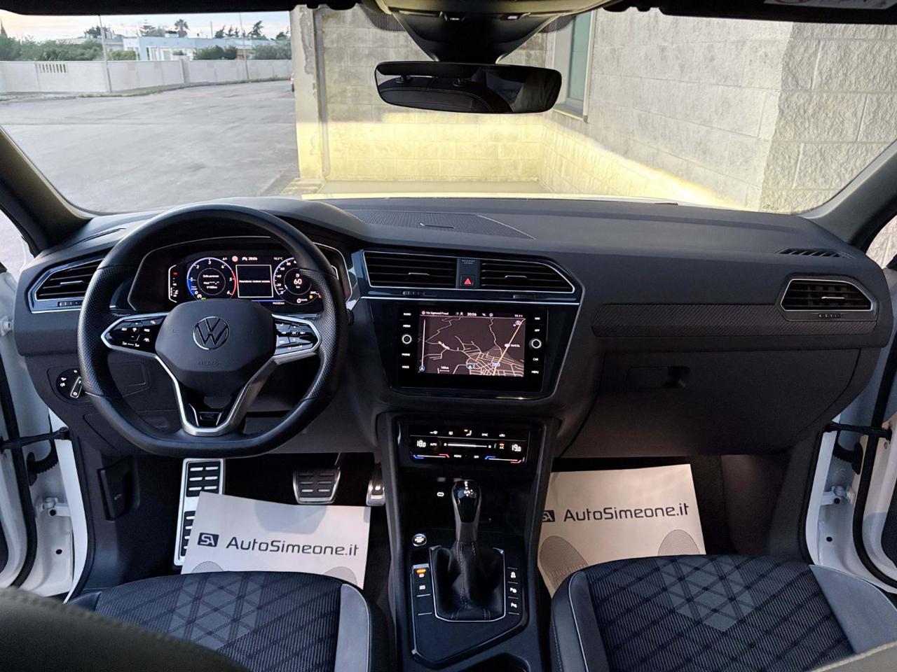 VOLKSWAGEN Tiguan 2.0 TDI 150 CV SCR DSG R-Line LUCI AMBIENTE - 14