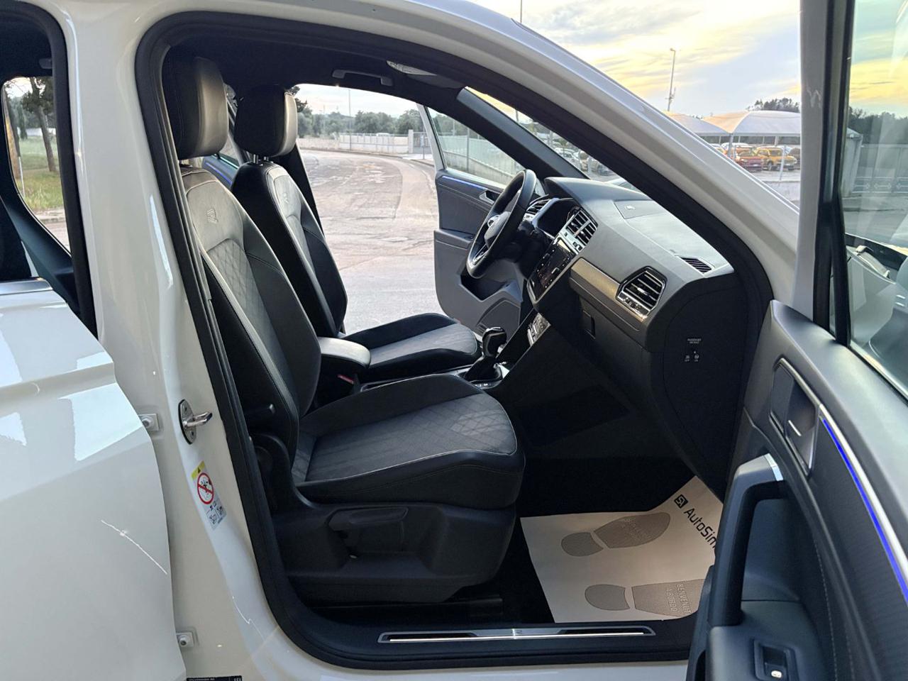 VOLKSWAGEN Tiguan 2.0 TDI 150 CV SCR DSG R-Line LUCI AMBIENTE - 9