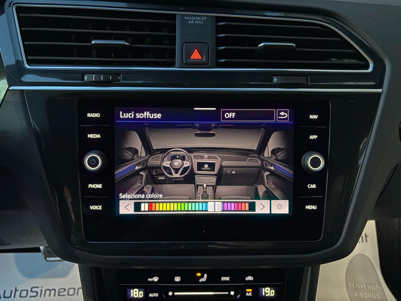 VOLKSWAGEN Tiguan 2.0 TDI 150 CV SCR DSG R-Line LUCI AMBIENTE - 17