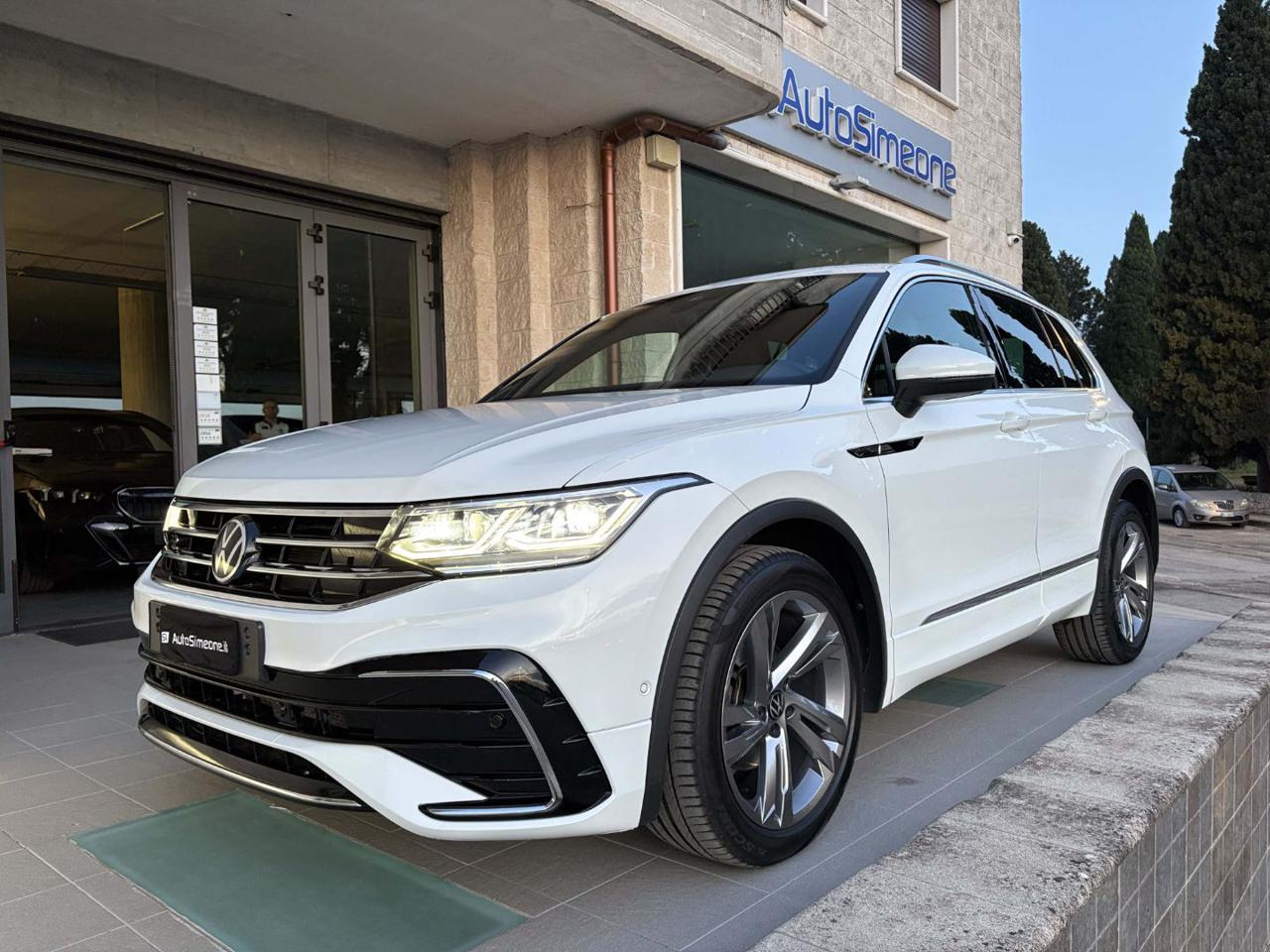 VOLKSWAGEN Tiguan 2.0 TDI 150 CV SCR DSG R-Line LUCI AMBIENTE - 1