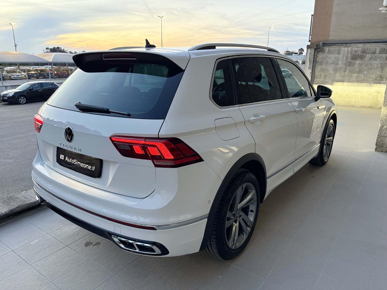 VOLKSWAGEN Tiguan 2.0 TDI 150 CV SCR DSG R-Line LUCI AMBIENTE - 5