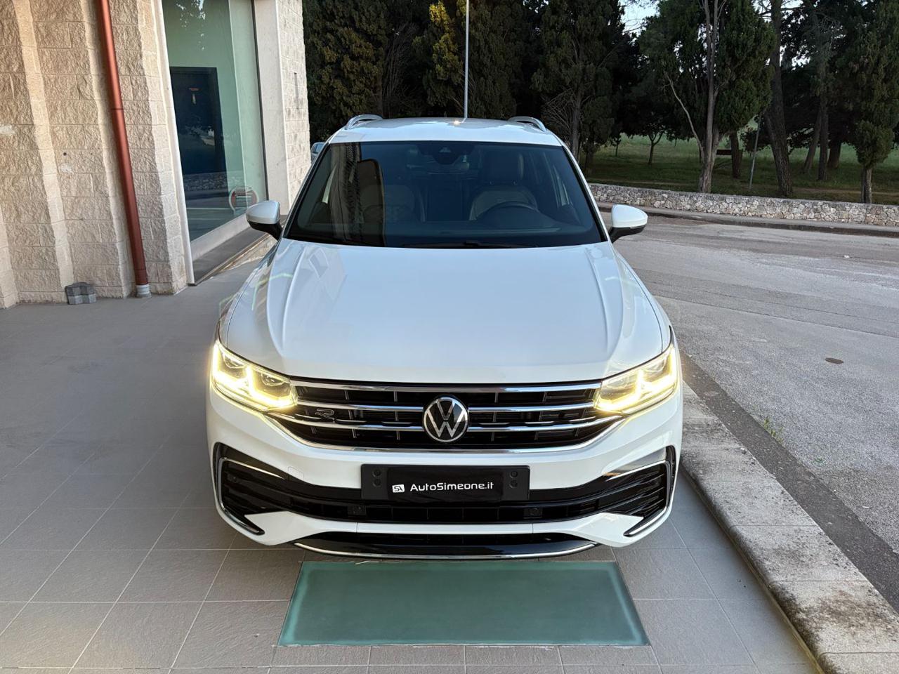 VOLKSWAGEN Tiguan 2.0 TDI 150 CV SCR DSG R-Line LUCI AMBIENTE - 2