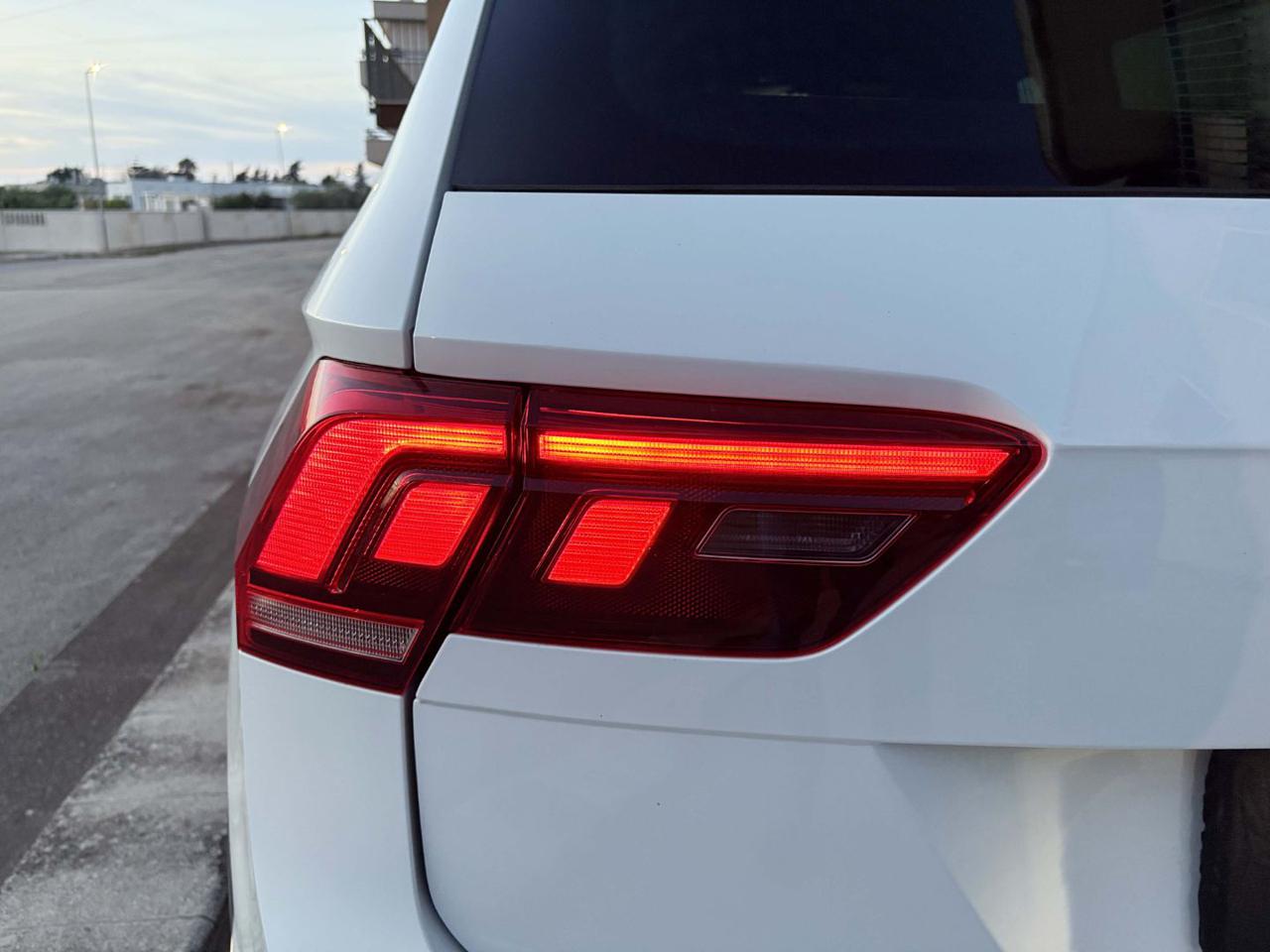 VOLKSWAGEN Tiguan 2.0 TDI 150 CV SCR DSG R-Line LUCI AMBIENTE - 38