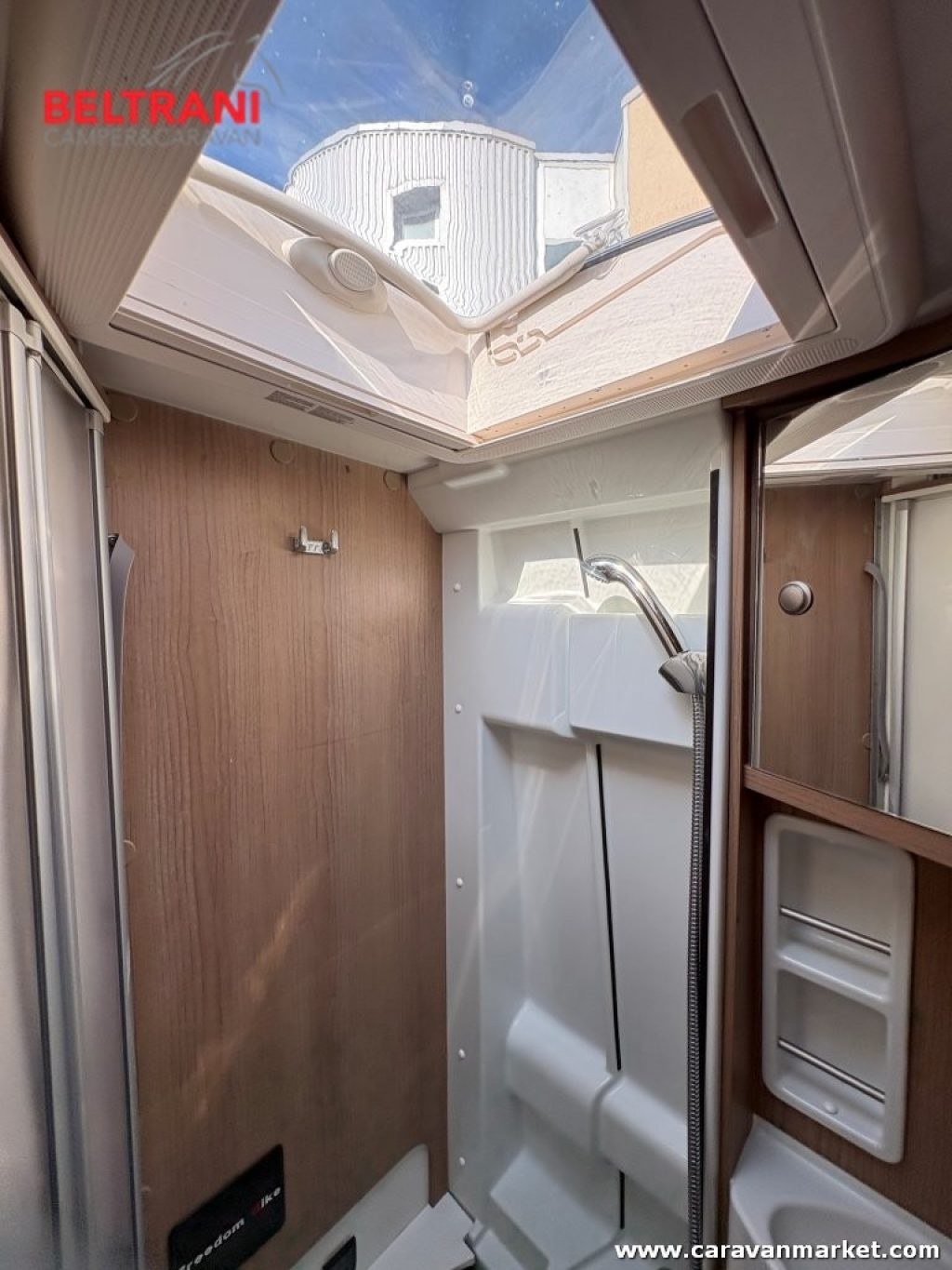 VAN 600 DB CHARMING GT