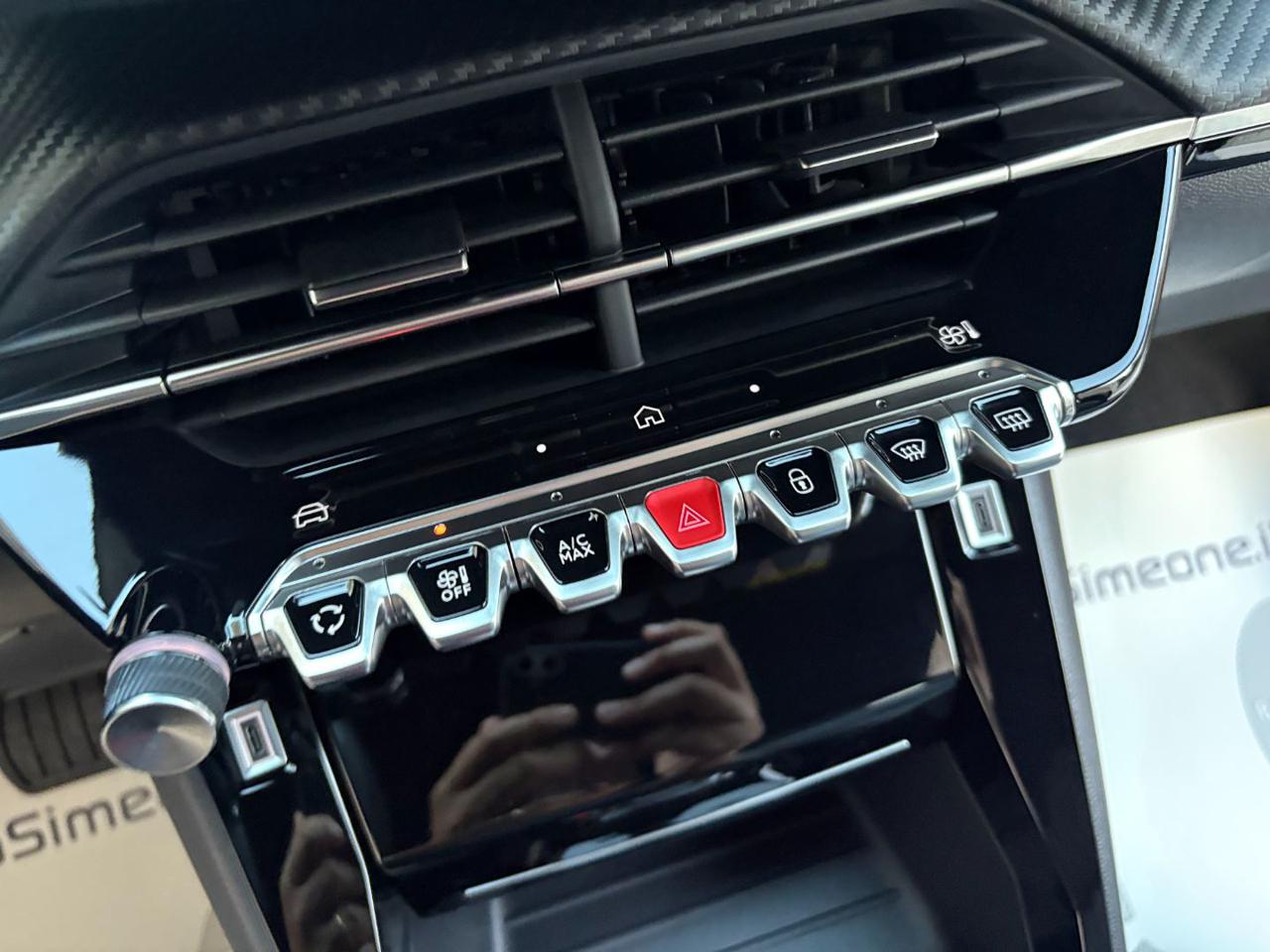 PEUGEOT 2008 Hybrid 145 e-DCS6 Allure. - 24