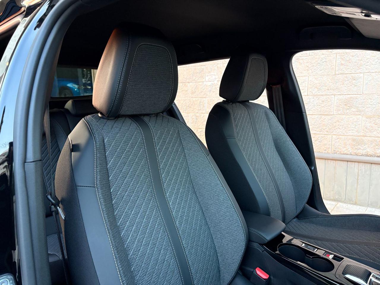 PEUGEOT 2008 Hybrid 145 e-DCS6 Allure. - 9