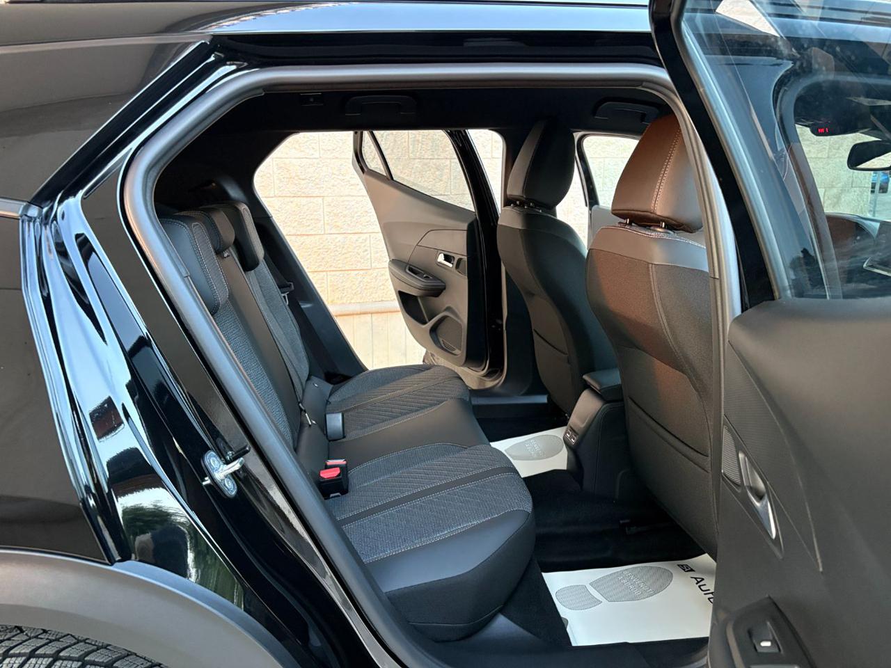 PEUGEOT 2008 Hybrid 145 e-DCS6 Allure. - 10