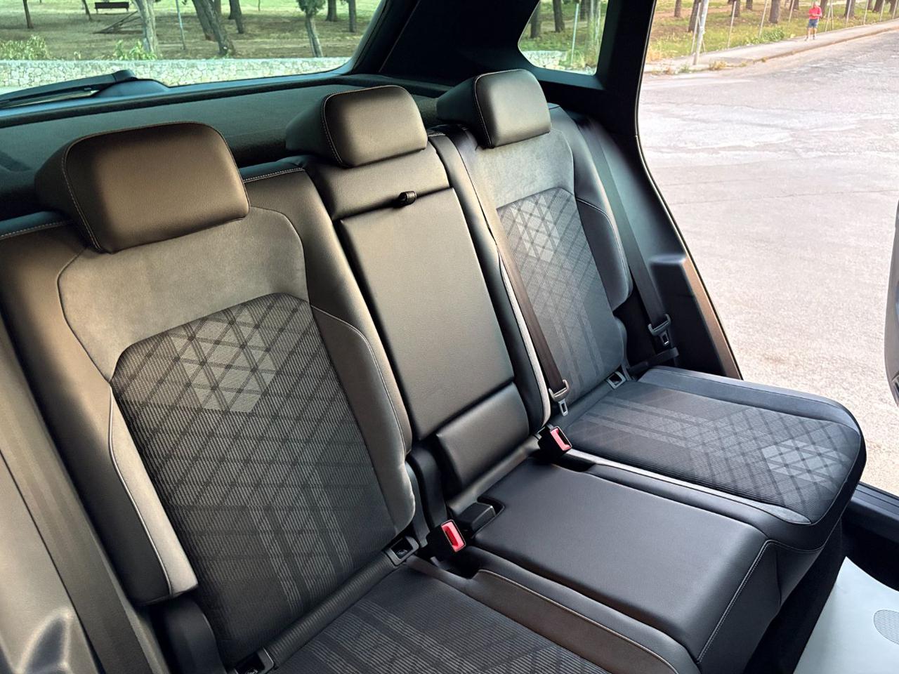VOLKSWAGEN Tiguan 2.0 TDI 150 CV SCR DSG R-Line LUCI AMBIENTE - 24